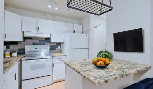 108C-735 Cook Road, Kelowna, BC - Indoor Photo Showing Kitchen