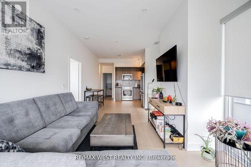 702 - 20 Shore Breeze Drive, Toronto, ON - Indoor Photo Showing Living Room