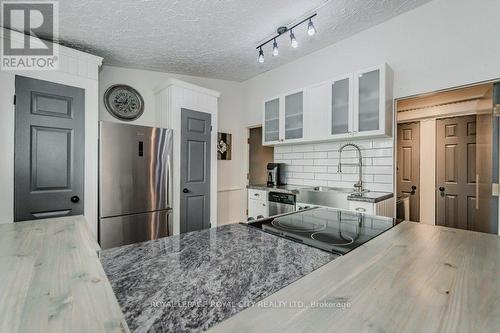 1303 Maryhill Road E, Woolwich, ON - Indoor Photo Showing Kitchen With Upgraded Kitchen