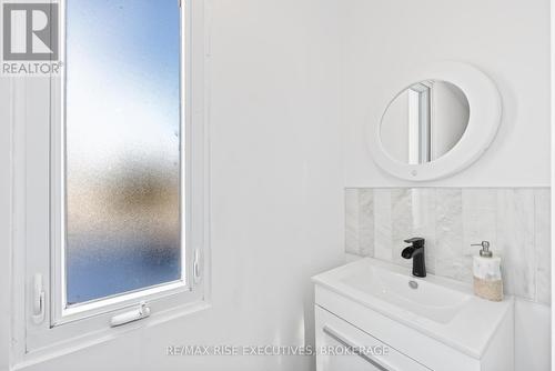 10 Greer Street, Kingston, ON - Indoor Photo Showing Bathroom