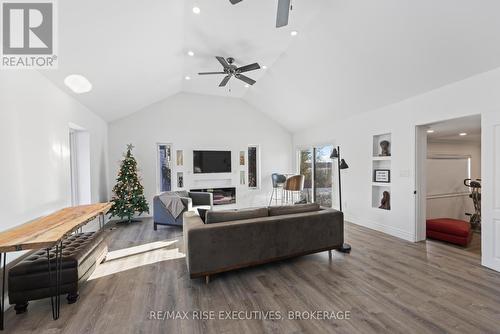 10 Greer Street, Kingston, ON - Indoor Photo Showing Living Room