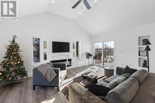 10 Greer Street, Kingston, ON - Indoor Photo Showing Living Room