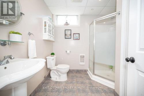 14 Church Street, Laurentian Hills, ON - Indoor Photo Showing Bathroom