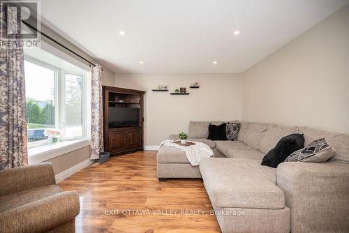 14 Church Street, Laurentian Hills, ON - Indoor Photo Showing Living Room