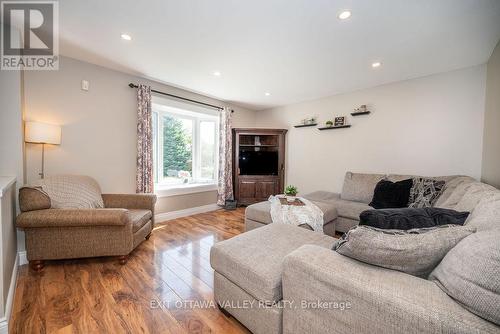 14 Church Street, Laurentian Hills, ON - Indoor Photo Showing Living Room