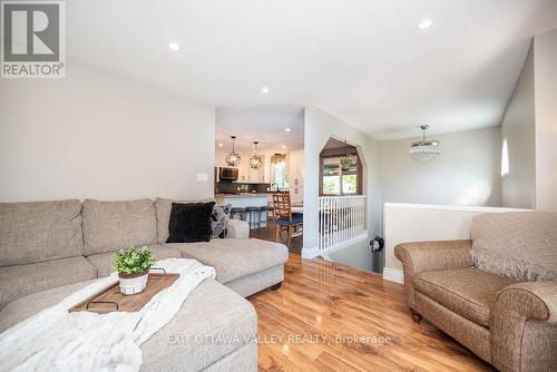 14 Church Street, Laurentian Hills, ON - Indoor Photo Showing Living Room