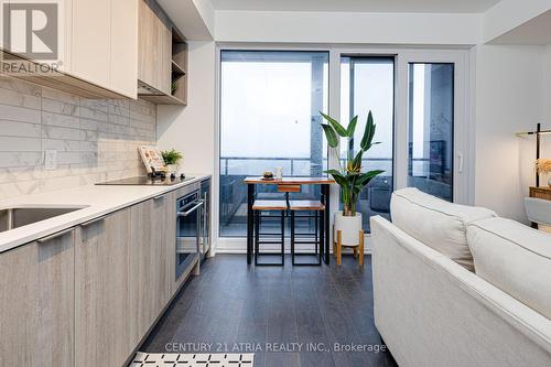 1810 - 2020 Bathurst Street, Toronto, ON - Indoor Photo Showing Kitchen