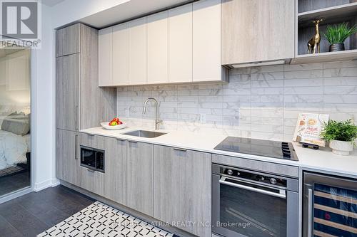 1810 - 2020 Bathurst Street, Toronto, ON - Indoor Photo Showing Kitchen With Upgraded Kitchen