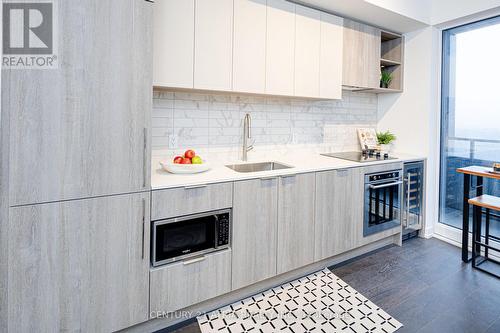 1810 - 2020 Bathurst Street, Toronto, ON - Indoor Photo Showing Kitchen With Upgraded Kitchen