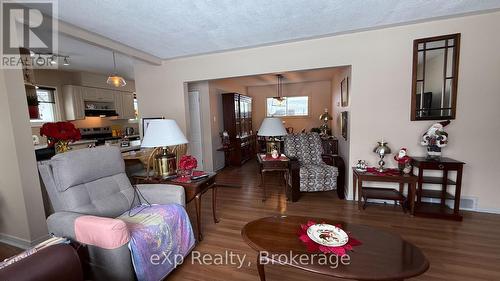 610 13 Street, Hanover, ON - Indoor Photo Showing Living Room