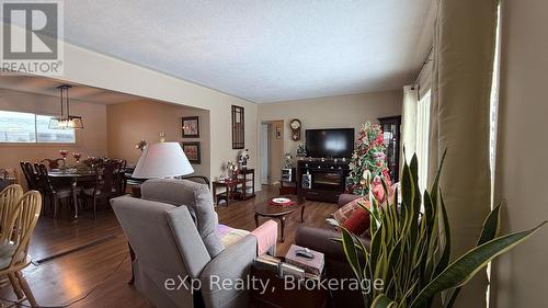 610 13 Street, Hanover, ON - Indoor Photo Showing Living Room