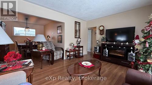 610 13 Street, Hanover, ON - Indoor Photo Showing Living Room