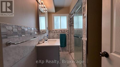 610 13 Street, Hanover, ON - Indoor Photo Showing Bathroom