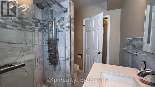 610 13 Street, Hanover, ON - Indoor Photo Showing Bathroom