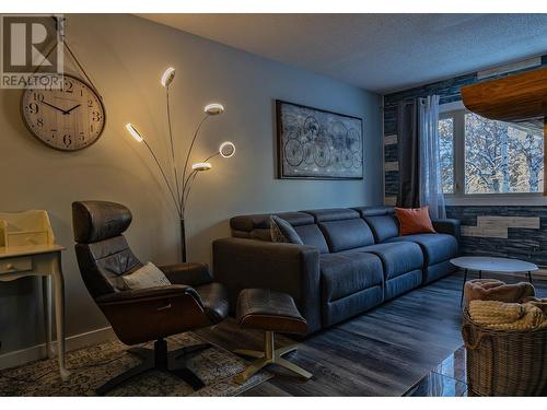 2035 Panorama Drive Unit# 202, Panorama, BC - Indoor Photo Showing Living Room