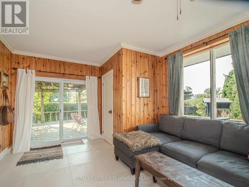 219 Lakeshore Road, St. Catharines (437 - Lakeshore), ON - Indoor Photo Showing Living Room