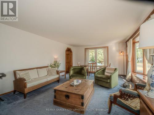 219 Lakeshore Road, St. Catharines (437 - Lakeshore), ON - Indoor Photo Showing Living Room