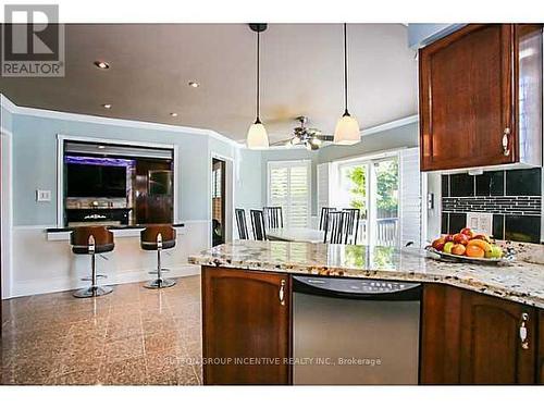 101 Ward Drive, Barrie, ON - Indoor Photo Showing Kitchen With Upgraded Kitchen