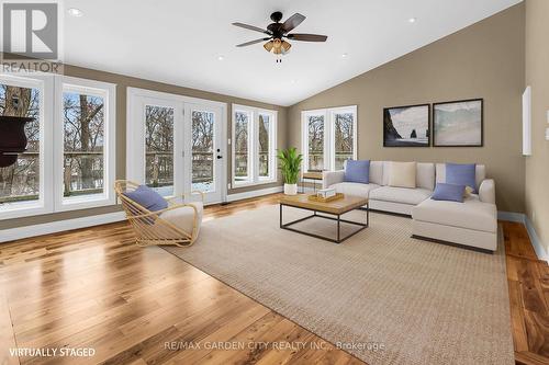 115 Gibson Street, Grimsby, ON - Indoor Photo Showing Living Room