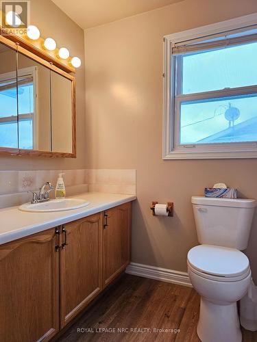 107 Commercial Street, Welland (773 - Lincoln/Crowland), ON - Indoor Photo Showing Bathroom