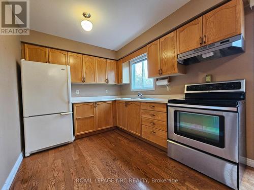 107 Commercial Street, Welland (773 - Lincoln/Crowland), ON - Indoor Photo Showing Kitchen