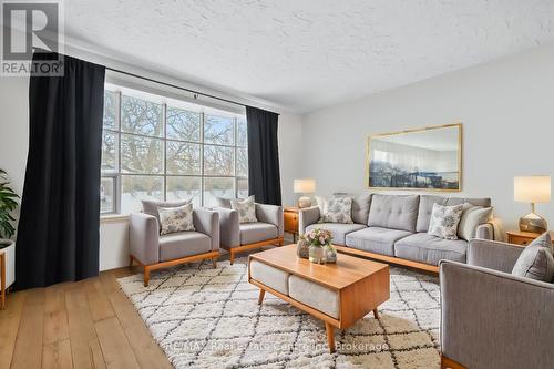 71 Keats Crescent, Guelph (Hanlon Creek), ON - Indoor Photo Showing Living Room