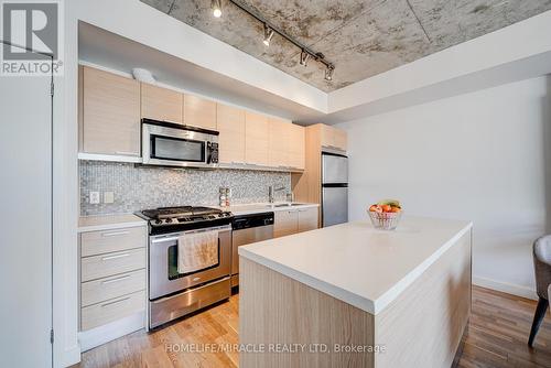 701 - 25 Oxley Street, Toronto, ON - Indoor Photo Showing Kitchen