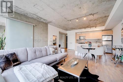 701 - 25 Oxley Street, Toronto, ON - Indoor Photo Showing Living Room