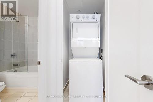 421 - 3220 Sheppard Avenue E, Toronto, ON - Indoor Photo Showing Laundry Room