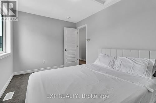 128 Gelderland, Ottawa, ON - Indoor Photo Showing Bedroom