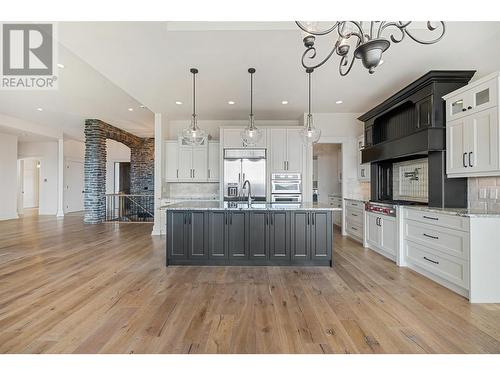 924 Lamont Lane, Kelowna, BC - Indoor Photo Showing Kitchen With Upgraded Kitchen