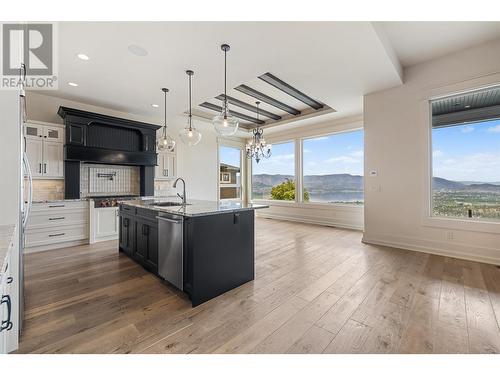 924 Lamont Lane, Kelowna, BC - Indoor Photo Showing Kitchen With Upgraded Kitchen