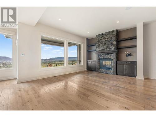 924 Lamont Lane, Kelowna, BC - Indoor Photo Showing Living Room With Fireplace