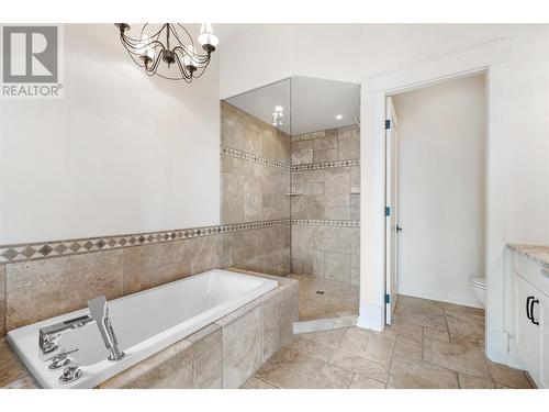 924 Lamont Lane, Kelowna, BC - Indoor Photo Showing Bathroom