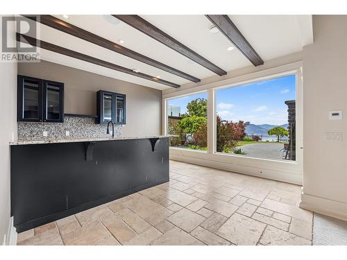 924 Lamont Lane, Kelowna, BC - Indoor Photo Showing Kitchen