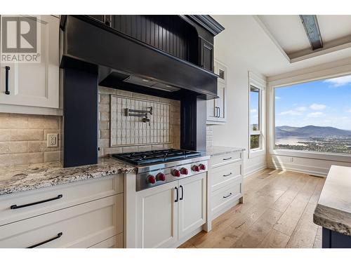 924 Lamont Lane, Kelowna, BC - Indoor Photo Showing Kitchen