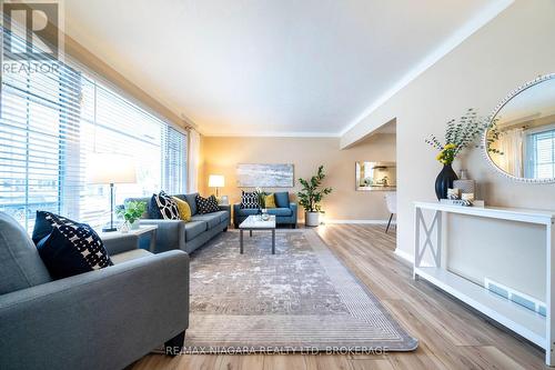 29 Elm Ridge Drive, St. Catharines (461 - Glendale/Glenridge), ON - Indoor Photo Showing Living Room