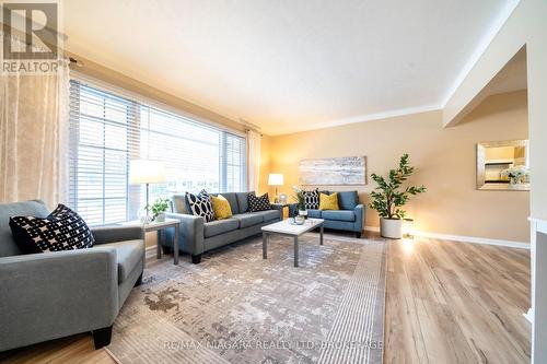 29 Elm Ridge Drive, St. Catharines (461 - Glendale/Glenridge), ON - Indoor Photo Showing Living Room