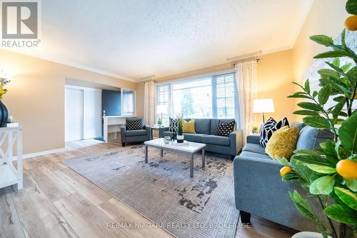 29 Elm Ridge Drive, St. Catharines (461 - Glendale/Glenridge), ON - Indoor Photo Showing Living Room