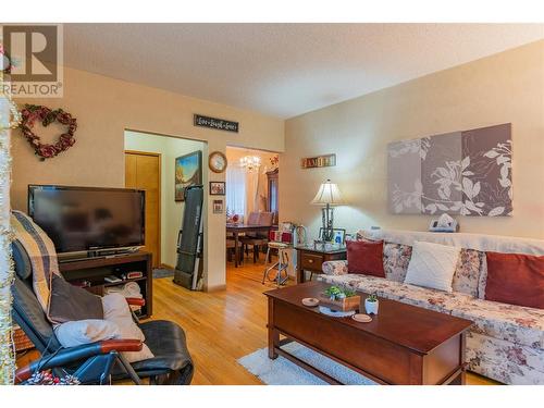 3321 Highway Drive, Trail, BC - Indoor Photo Showing Living Room