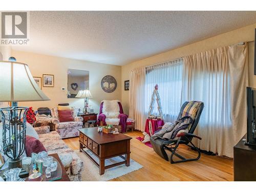 3321 Highway Drive, Trail, BC - Indoor Photo Showing Living Room