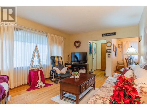 3321 Highway Drive, Trail, BC - Indoor Photo Showing Living Room