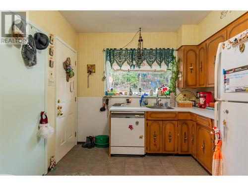 3321 Highway Drive, Trail, BC - Indoor Photo Showing Kitchen