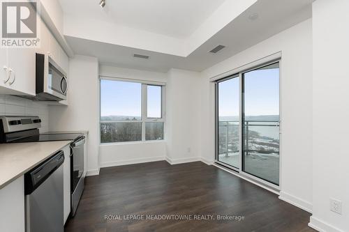 705 - 56 Lakeside Terrace, Barrie, ON - Indoor Photo Showing Kitchen