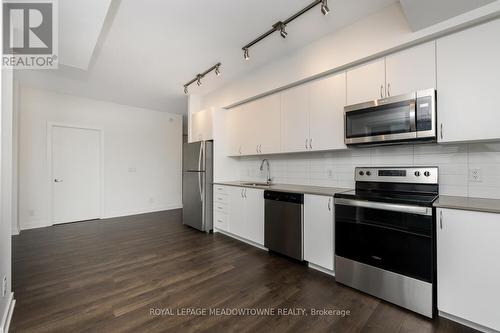 705 - 56 Lakeside Terrace, Barrie, ON - Indoor Photo Showing Kitchen