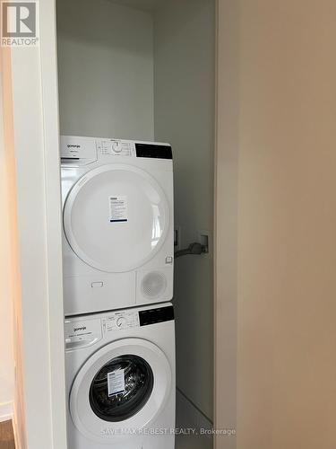 809 - 195 Commerce Street, Vaughan, ON - Indoor Photo Showing Laundry Room