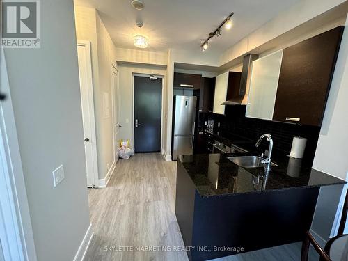 604 - 21 Balmuto Street, Toronto, ON - Indoor Photo Showing Kitchen