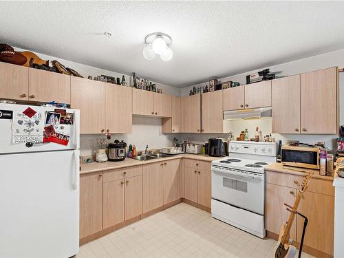 202-690 3Rd St, Nanaimo, BC - Indoor Photo Showing Kitchen With Double Sink