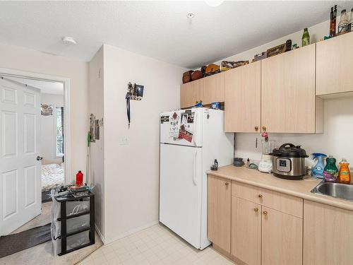 202-690 3Rd St, Nanaimo, BC - Indoor Photo Showing Kitchen