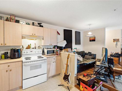 202-690 3Rd St, Nanaimo, BC - Indoor Photo Showing Kitchen